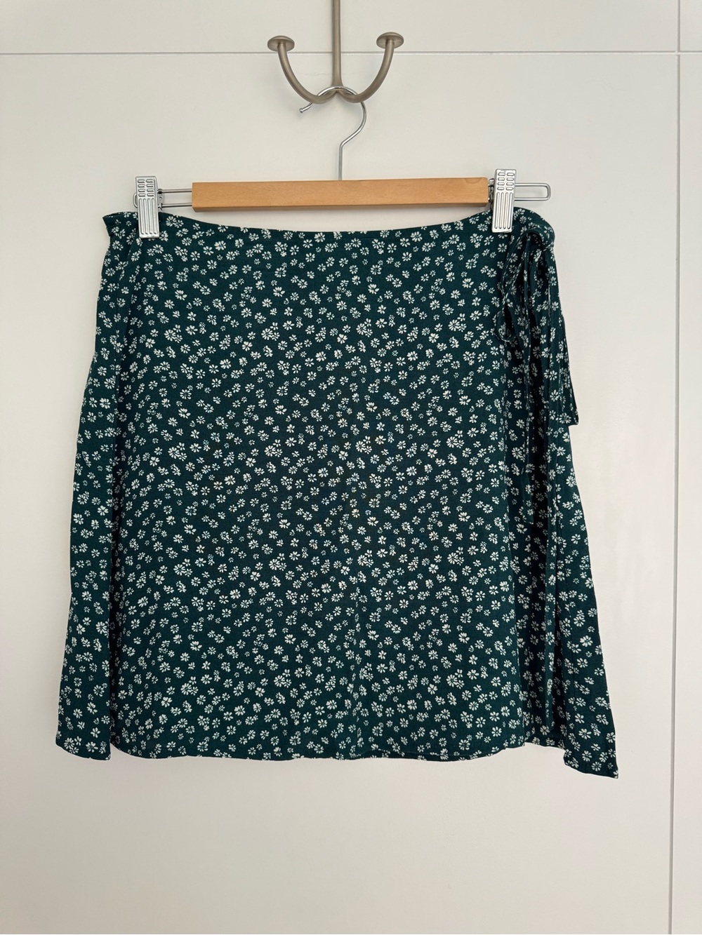 Gap Floral Wrap Skirt in green size petite medium